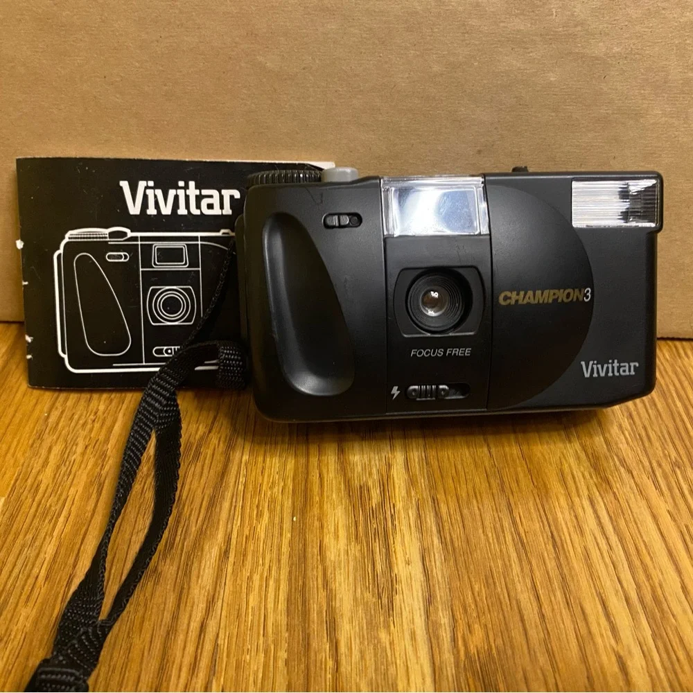 Vintage 1988 Vivitar Champion 3 Black 35mm Camera With Built In Flash & Booklet.